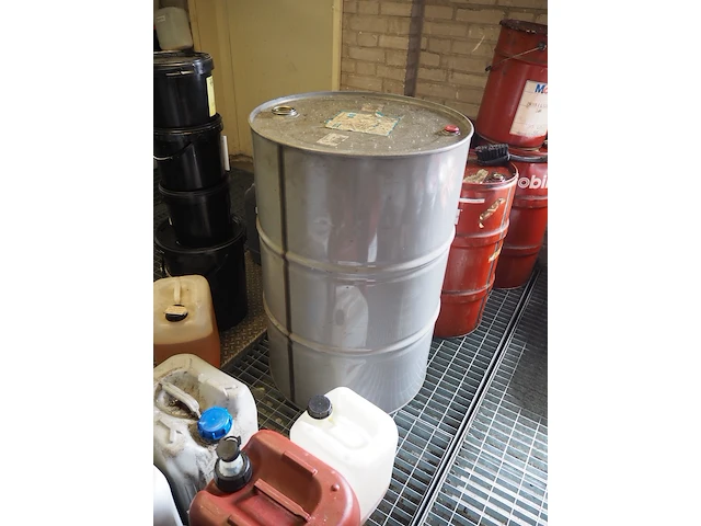 Nn drip trays with oil - afbeelding 38 van  38