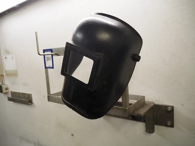 Nn frame with welding helmet - afbeelding 2 van  2