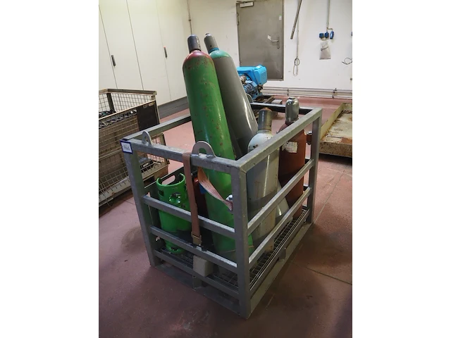 Nn gas bottles - afbeelding 1 van  10