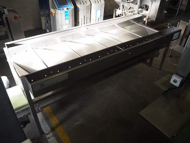 Nn infeed bunker with transport belt - afbeelding 1 van  6