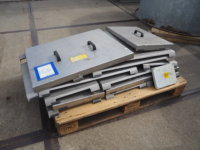 Nn pallet with parts - afbeelding 1 van  5