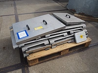 Nn pallet with parts - afbeelding 1 van  5