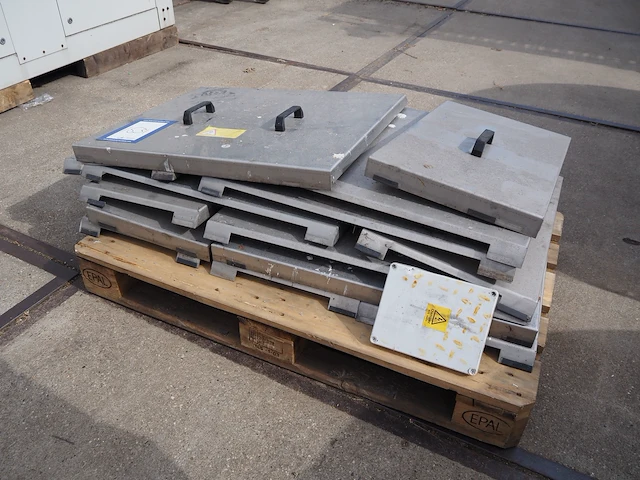 Nn pallet with parts - afbeelding 2 van  5