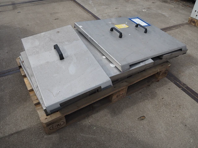 Nn pallet with parts - afbeelding 3 van  5