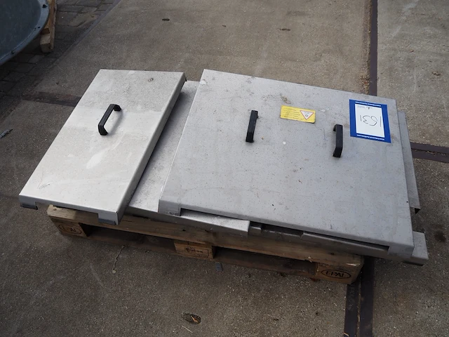 Nn pallet with parts - afbeelding 4 van  5
