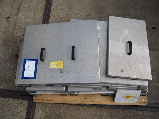 Nn pallet with parts - afbeelding 5 van  5