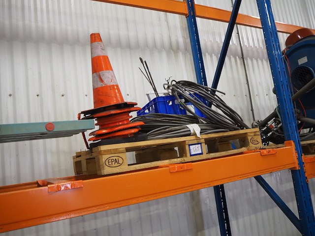 Nn pallet with parts - afbeelding 2 van  4