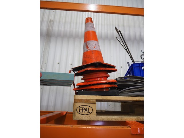 Nn pallet with parts - afbeelding 3 van  4