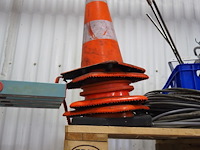 Nn pallet with parts - afbeelding 3 van  4