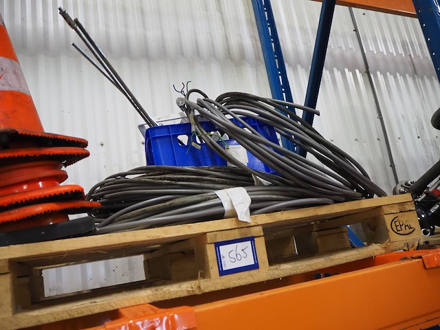 Nn pallet with parts - afbeelding 4 van  4