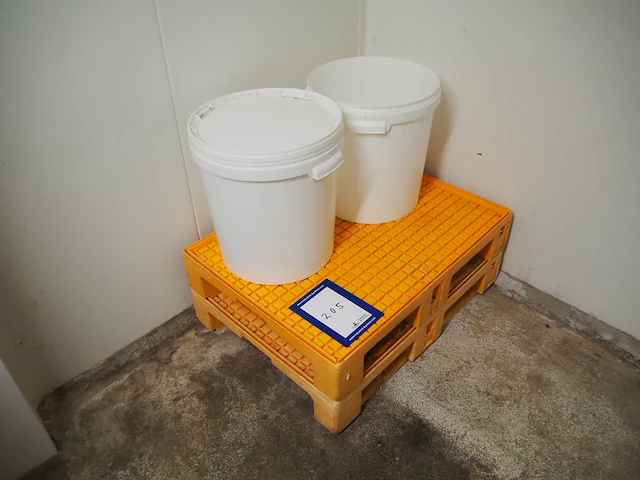 Nn pallets and buckets - afbeelding 1 van  3