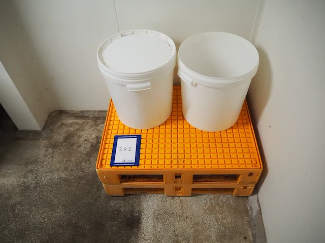 Nn pallets and buckets - afbeelding 2 van  3