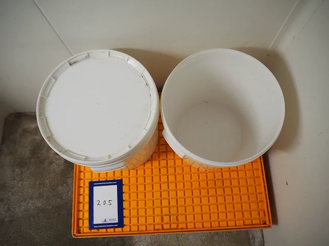 Nn pallets and buckets - afbeelding 3 van  3