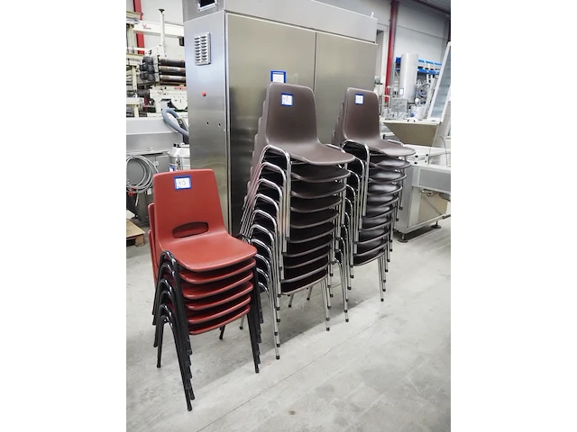 Nn plastic chairs - afbeelding 1 van  11