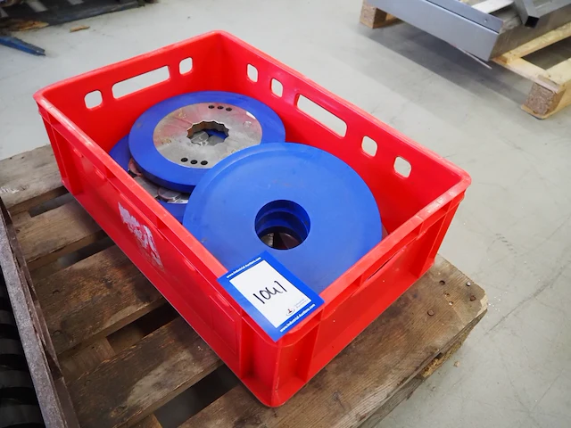 Nn plastic crate with discs - afbeelding 1 van  8