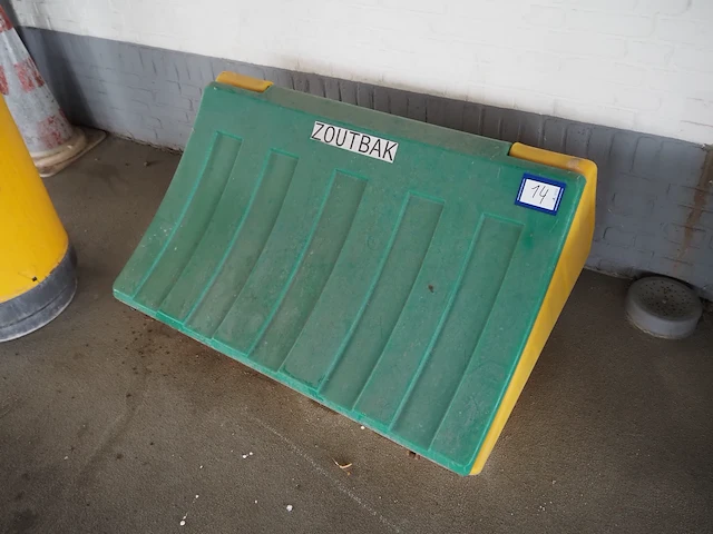 Nn plastic tub with road salt - afbeelding 1 van  6