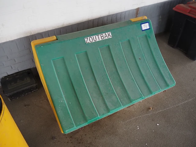 Nn plastic tub with road salt - afbeelding 2 van  6