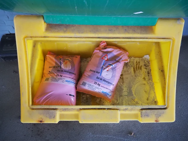 Nn plastic tub with road salt - afbeelding 3 van  6