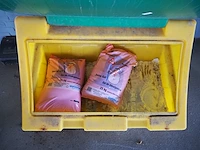 Nn plastic tub with road salt - afbeelding 3 van  6