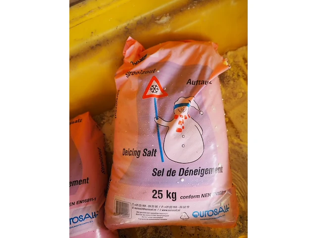 Nn plastic tub with road salt - afbeelding 4 van  6