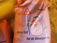 Nn plastic tub with road salt - afbeelding 4 van  6
