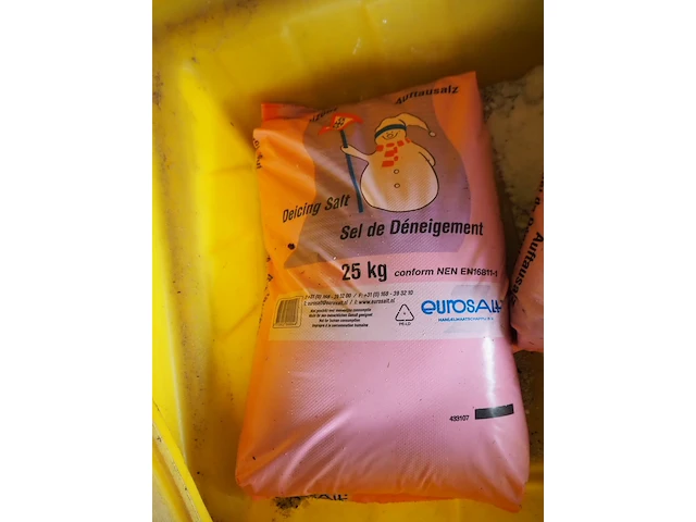 Nn plastic tub with road salt - afbeelding 5 van  6