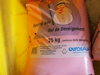 Nn plastic tub with road salt - afbeelding 5 van  6
