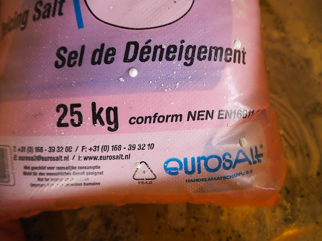 Nn plastic tub with road salt - afbeelding 6 van  6