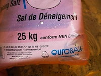 Nn plastic tub with road salt - afbeelding 6 van  6