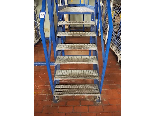 Nn platform with stairs - afbeelding 3 van  4