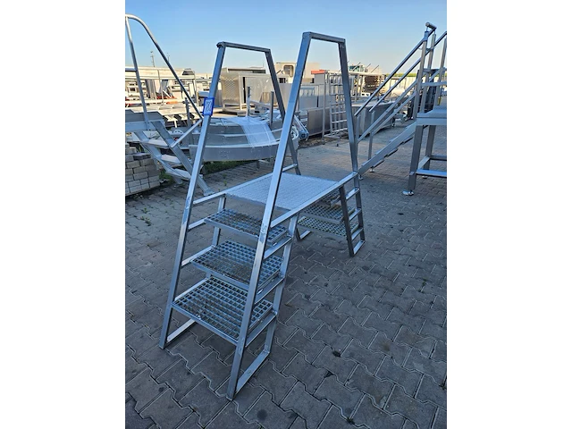 Nn platform with stairs - afbeelding 1 van  4