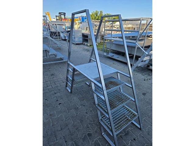 Nn platform with stairs - afbeelding 2 van  4
