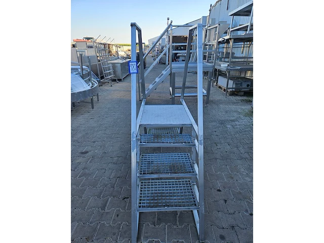 Nn platform with stairs - afbeelding 3 van  4