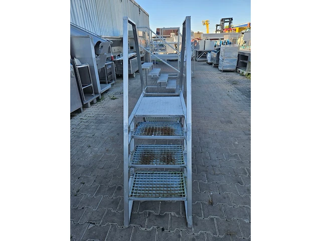 Nn platform with stairs - afbeelding 4 van  4
