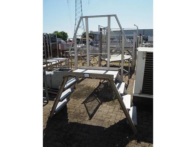 Nn platform with stairs - afbeelding 1 van  7