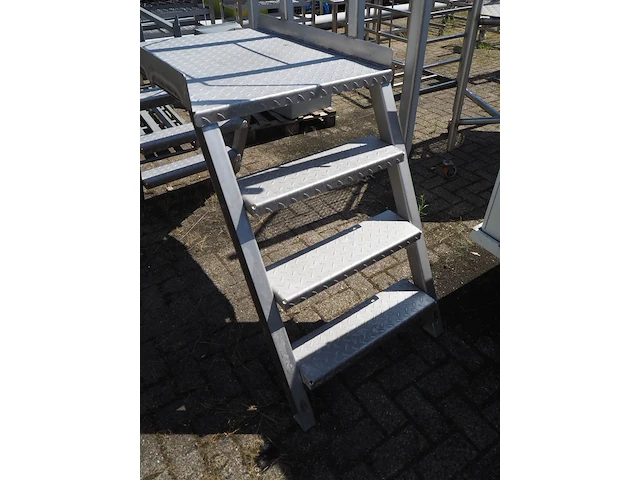 Nn platform with stairs - afbeelding 7 van  7