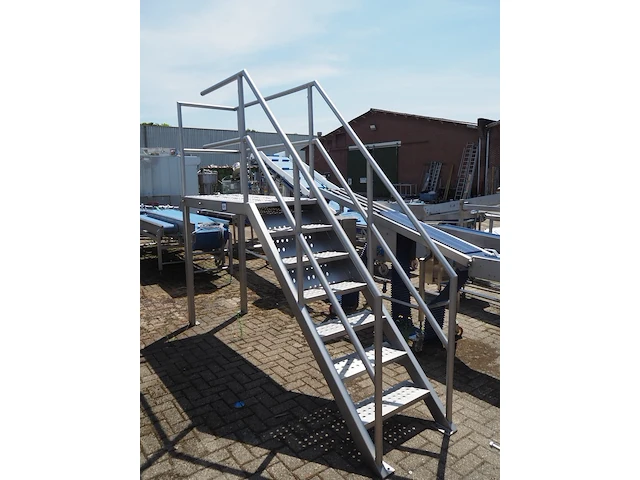 Nn platform with stairs - afbeelding 1 van  6
