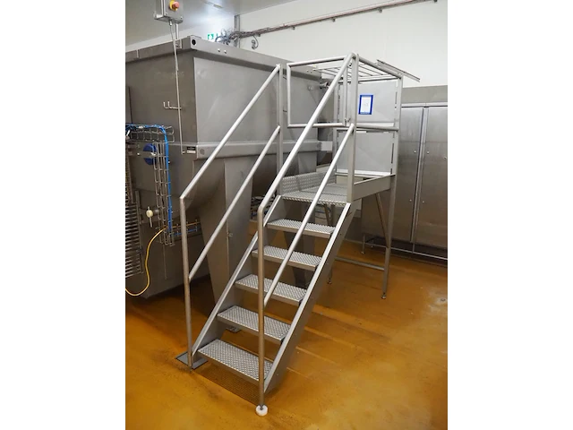 Nn platform with stairs - afbeelding 1 van  6