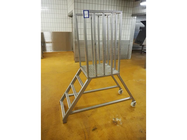 Nn platform with stairs - afbeelding 1 van  6