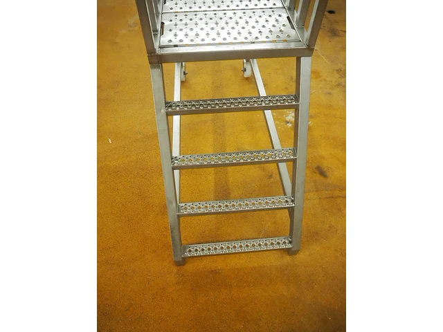 Nn platform with stairs - afbeelding 5 van  6
