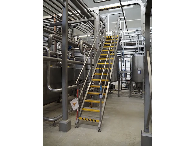 Nn platform with stairs - afbeelding 1 van  7