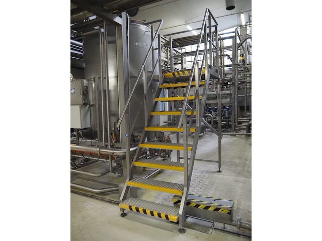 Nn platform with stairs - afbeelding 1 van  5