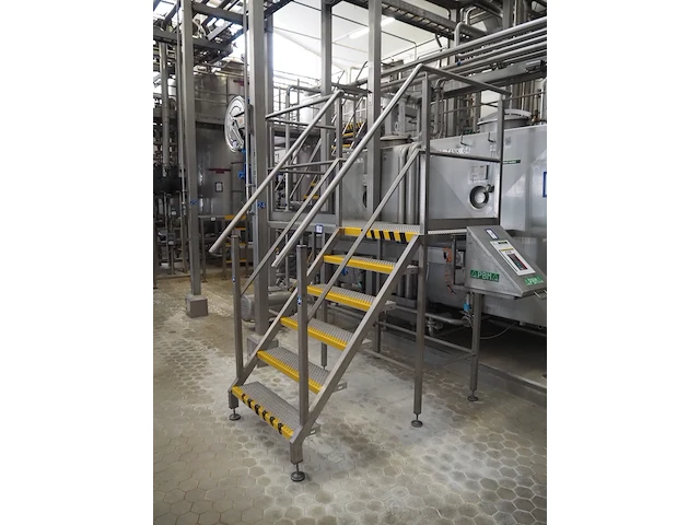 Nn platform with stairs - afbeelding 1 van  6