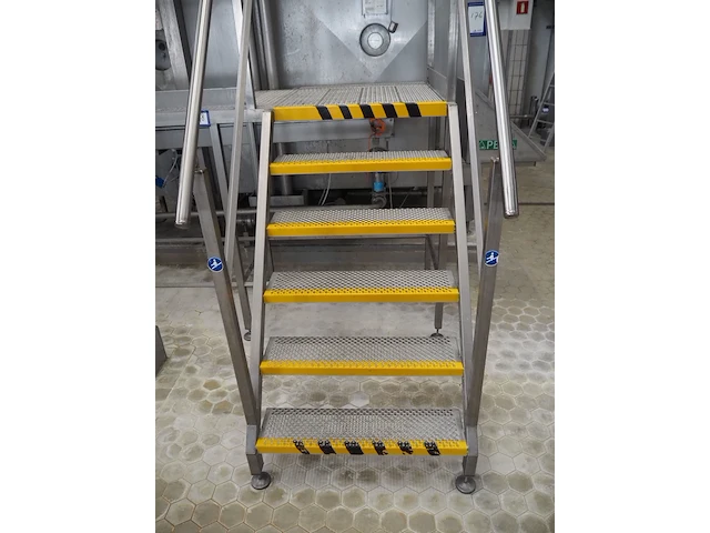 Nn platform with stairs - afbeelding 4 van  6