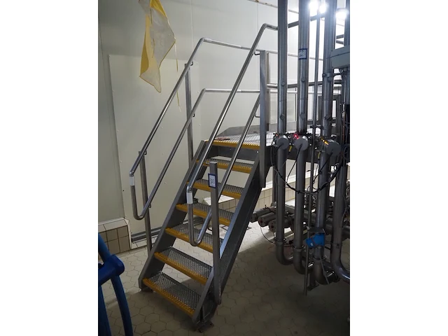 Nn platform with stairs - afbeelding 1 van  4