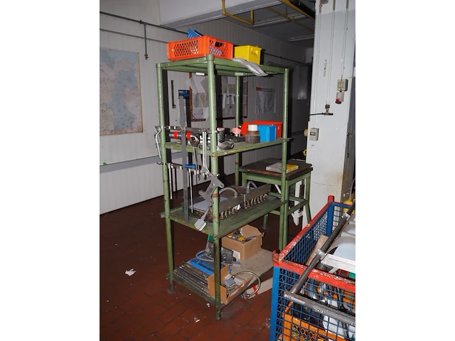 Nn rack with machine parts - afbeelding 3 van  7