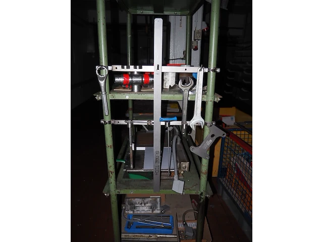 Nn rack with machine parts - afbeelding 4 van  7