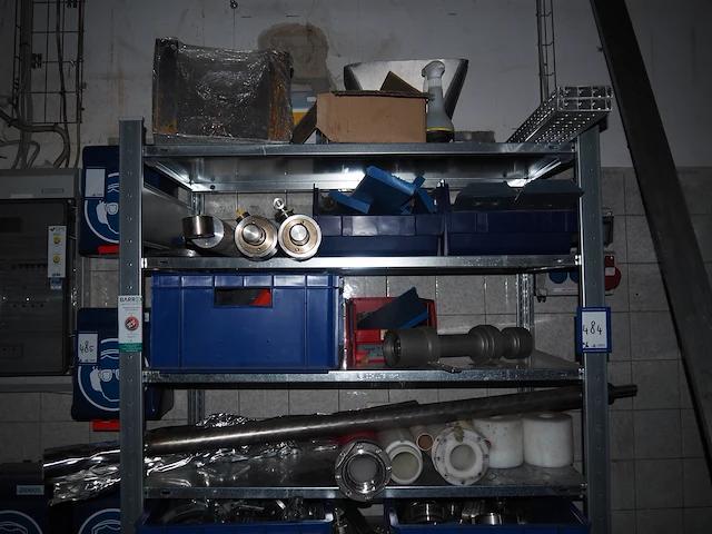Nn racks with machine parts - afbeelding 2 van  10