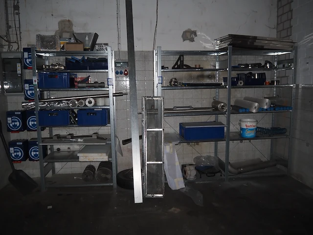 Nn racks with machine parts - afbeelding 1 van  10