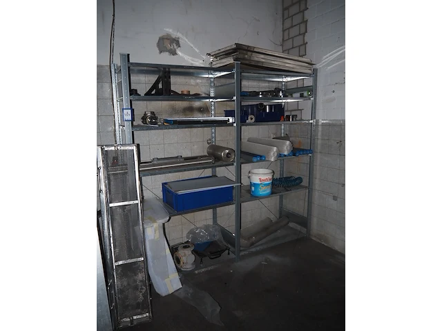 Nn racks with machine parts - afbeelding 3 van  10
